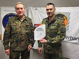 In der ersten Vorstandssitzung der TruKa Clausewitz-Kaserne konnte der Vorsitzende, Stabsfeldwebel Dirk Wontka (l.) Hauptfeldwebel Christian Sieburg mit der Dankurkunde des Landesvorsitzenden auszeichnen. Foto: Enrico Sommer