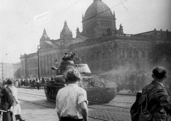 Ein sowjetischer Panzer fährt im Juni 1953 durch Leipzig. Foto: Von Bundesarchiv, B 285 Bild-14676 / Autor/-in unbekannt / CC-BY-SA 3.0, CC BY-SA 3.0 de, https://commons.wikimedia.org/w/index.php?curid=5338538