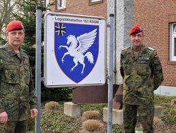 Oberstleutnant Tobias Schmidt (l.), Kommandeur des LogBtl 163, und Oberstabsfeldwebel Oliver Sekuli, Bezirksvorsitzender Niedersachsen-West. Foto: DBwV/Harald Mauritz