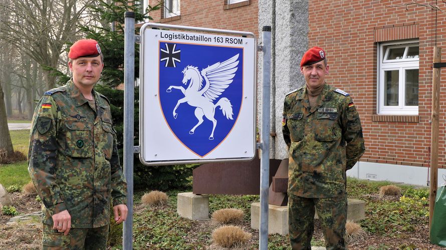Oberstleutnant Tobias Schmidt (l.), Kommandeur des LogBtl 163, und Oberstabsfeldwebel Oliver Sekuli, Bezirksvorsitzender Niedersachsen-West. Foto: DBwV/Harald Mauritz