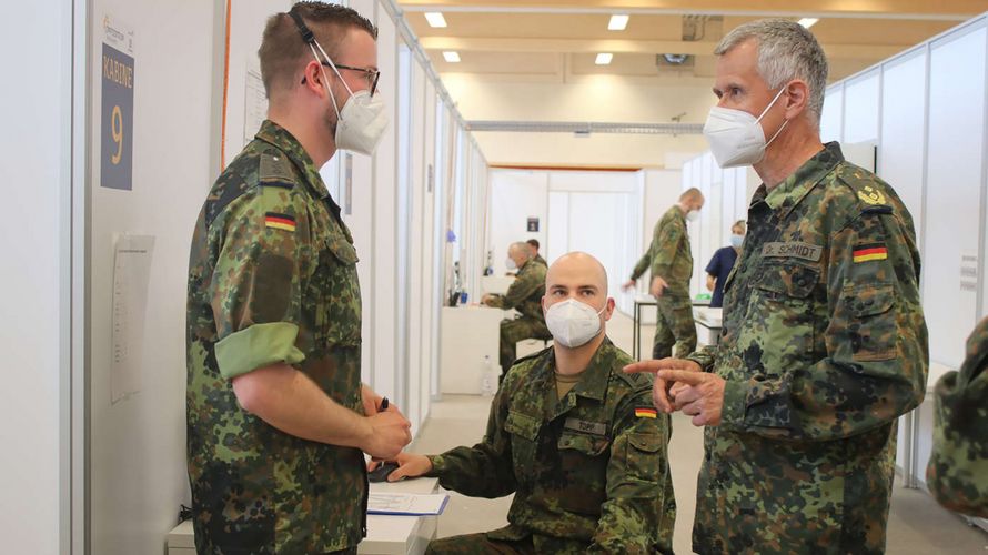 Seit dem 1. März ist das erste Impfzentrum der Bundeswehr in einer militärischen Liegenschaft in Lebach (Saarland) in Betrieb. Weit über 50.000 Menschen konnten bisher dort geimpft werden. Foto: Bundeswehr/Paulina Englowski