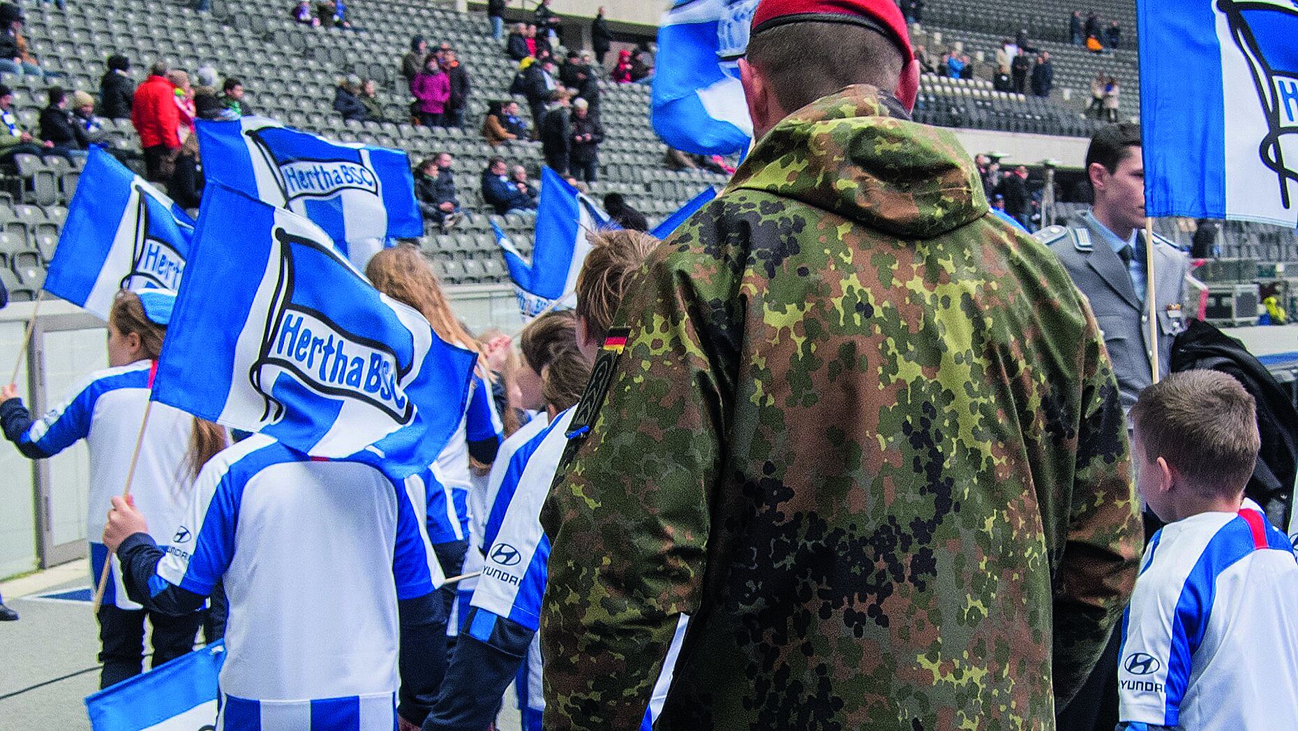 Kinder von Bundeswehrangehörigen durften 2020 die Spieler auf das Feld begleiten. Foto: DBwV/ Yann Bombeke