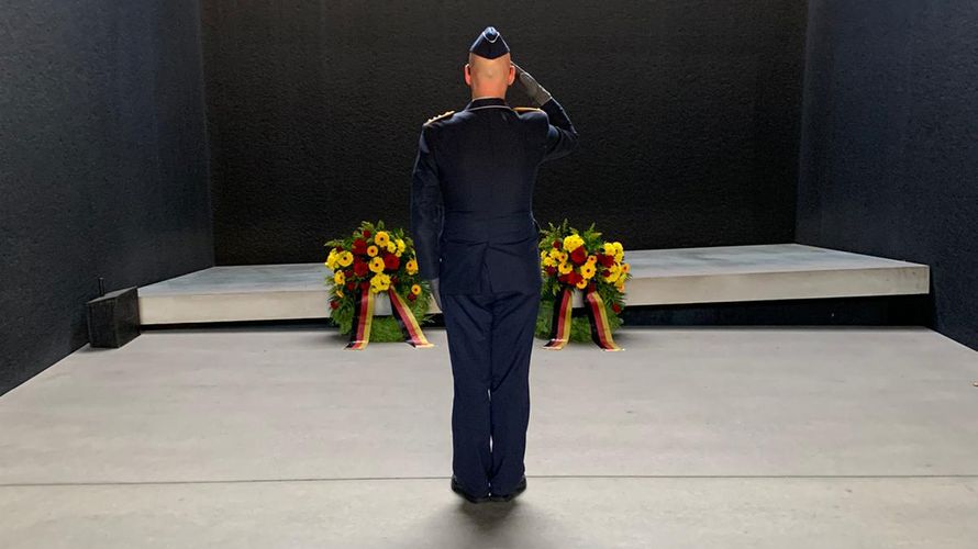 Bereits im Vorfeld des Volkstrauertages wurden Kränze des Deutschen BundeswehrVerbandes sowie der Soldaten und Veteranen Stiftung am Ehrenmal im Bendlerblock niedergelegt. Foto: DBwV