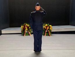 Bereits im Vorfeld des Volkstrauertages wurden Kränze des Deutschen BundeswehrVerbandes sowie der Soldaten und Veteranen Stiftung am Ehrenmal im Bendlerblock niedergelegt. Foto: DBwV