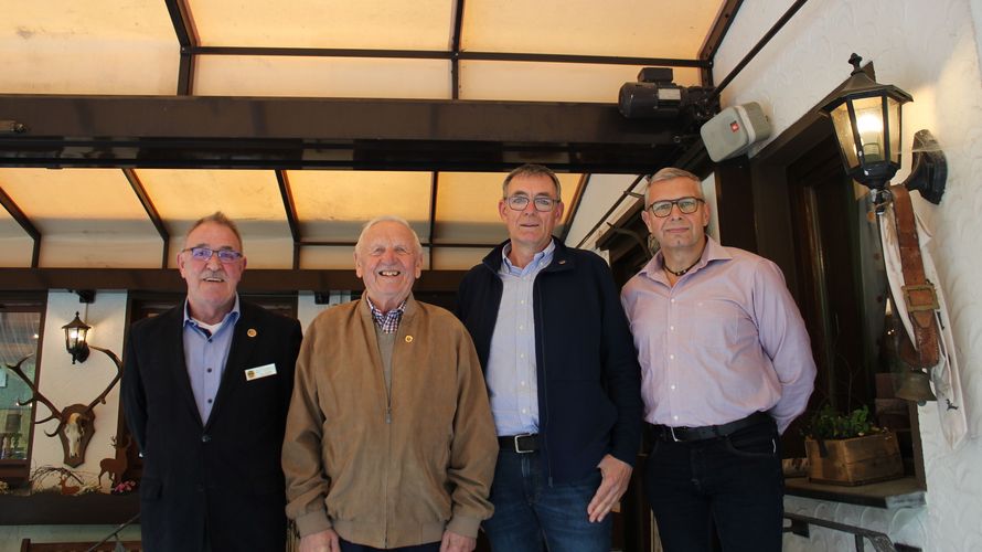 Mitgliederehrung mit dem neuen Bezirksvorsitzenden in Hemer: KERH Vorsitzender Klaus Schröder (von links), die Jubilare Gerhard Sievers und Hubertus Teipel und der neue Bezirksvorsitzende Uwe Simolka. Foto: Peter Makschinski.     