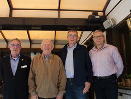 Mitgliederehrung mit dem neuen Bezirksvorsitzenden in Hemer: KERH Vorsitzender Klaus Schröder (von links), die Jubilare Gerhard Sievers und Hubertus Teipel und der neue Bezirksvorsitzende Uwe Simolka. Foto: Peter Makschinski.     