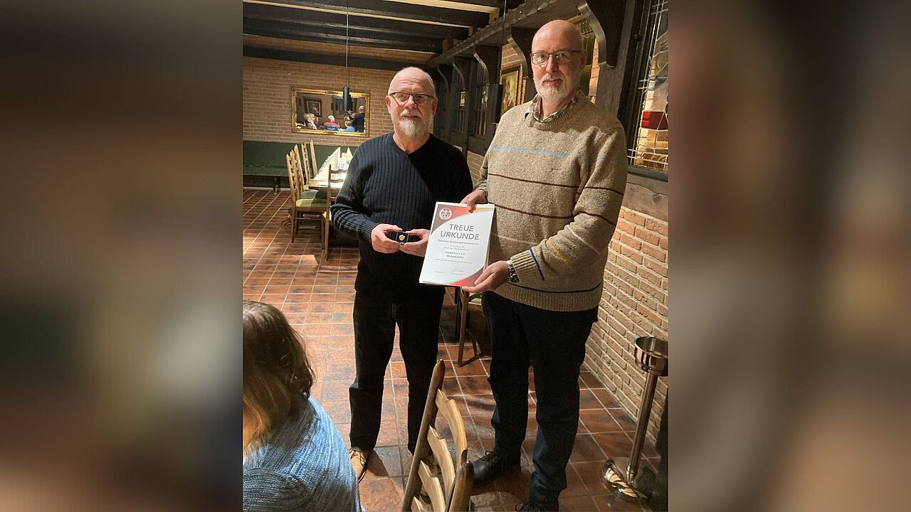 Michael Seller (rechts) und Joachim Triemer während der Ehrung. Foto: DBwV