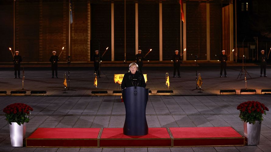 In ihrer Rede vor Beginn des Großen Zapfenstreichs wünschte Angela Merkel ihrem designierten Nachfolger Olaf Scholz viel Erfolg. Foto: Picture alliance/Odd Andersen