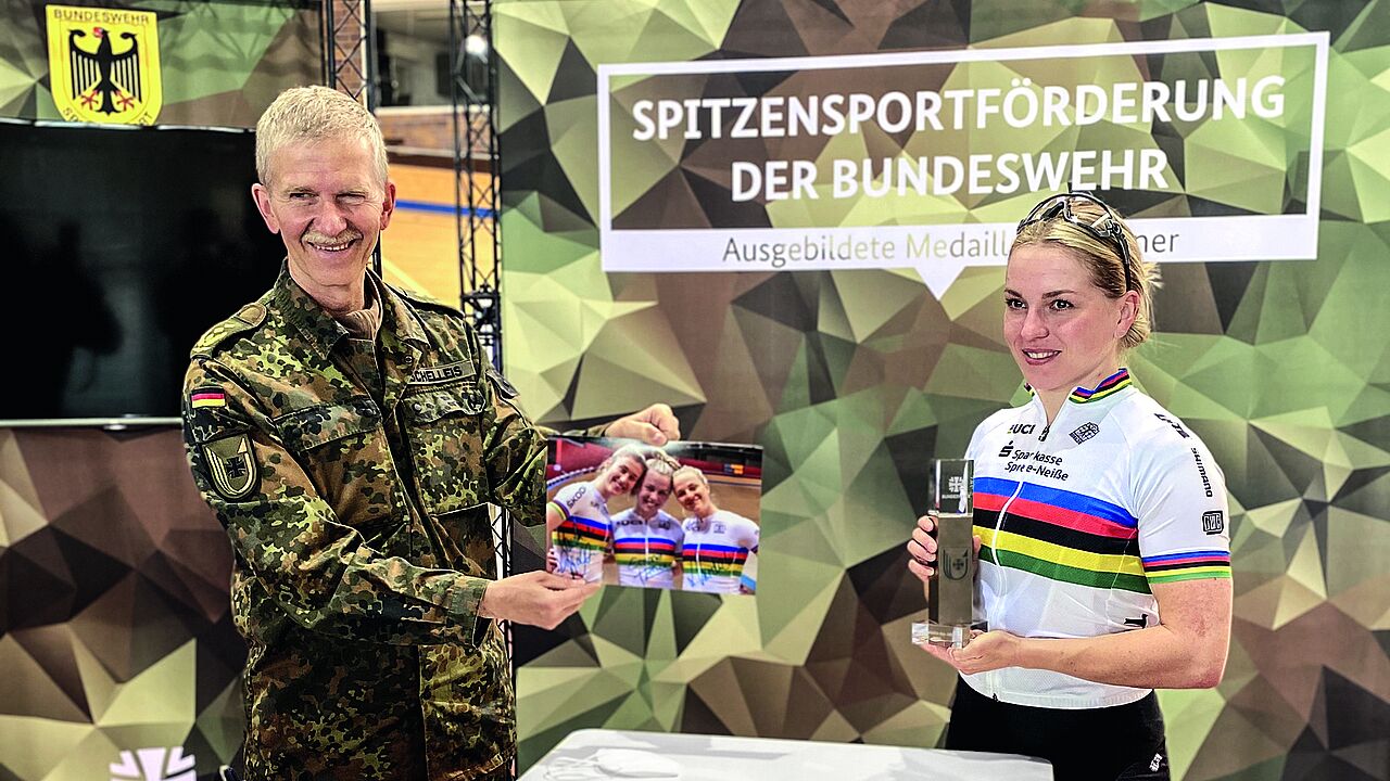 Bahnradfahrerin Hauptgefreiter Emma Hinze wird vom Inspekteur der Streitkräftebasis, Generalleutnant Martin Schelleis, mit dem Pokal geehrt. Foto: Bundeswehr/Kamprad