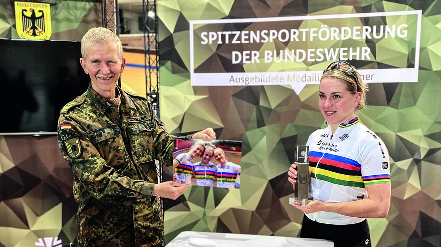 Bahnradfahrerin Hauptgefreiter Emma Hinze wird vom Inspekteur der Streitkräftebasis, Generalleutnant Martin Schelleis, mit dem Pokal geehrt. Foto: Bundeswehr/Kamprad
