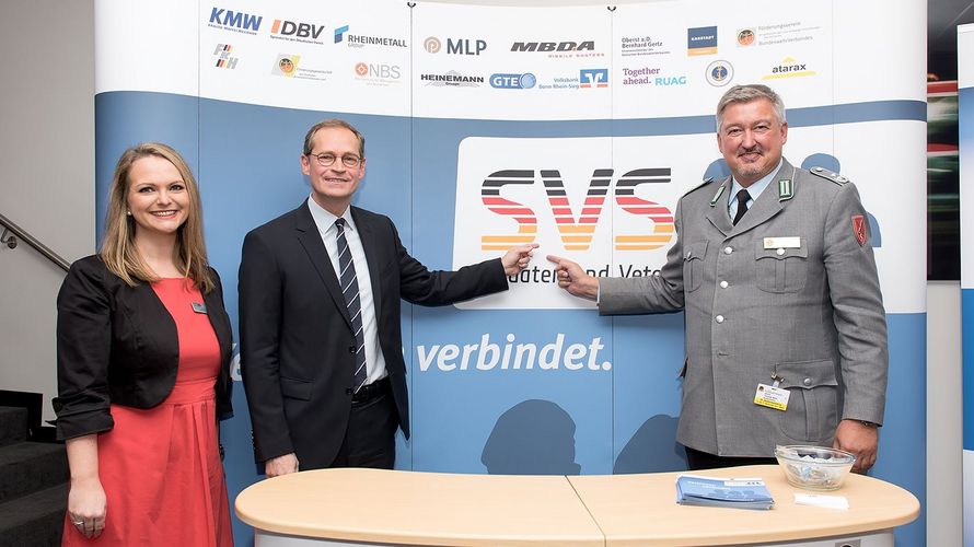 Bürgermeister Michael Müller (M.) im Gespräch mit dem SVS-Vorsitzenden Oberstleutnant Thomas Behr und der Assistentin des SVS-Vorstands Jessica Frömbgen. Foto: DBwV/Scheurer