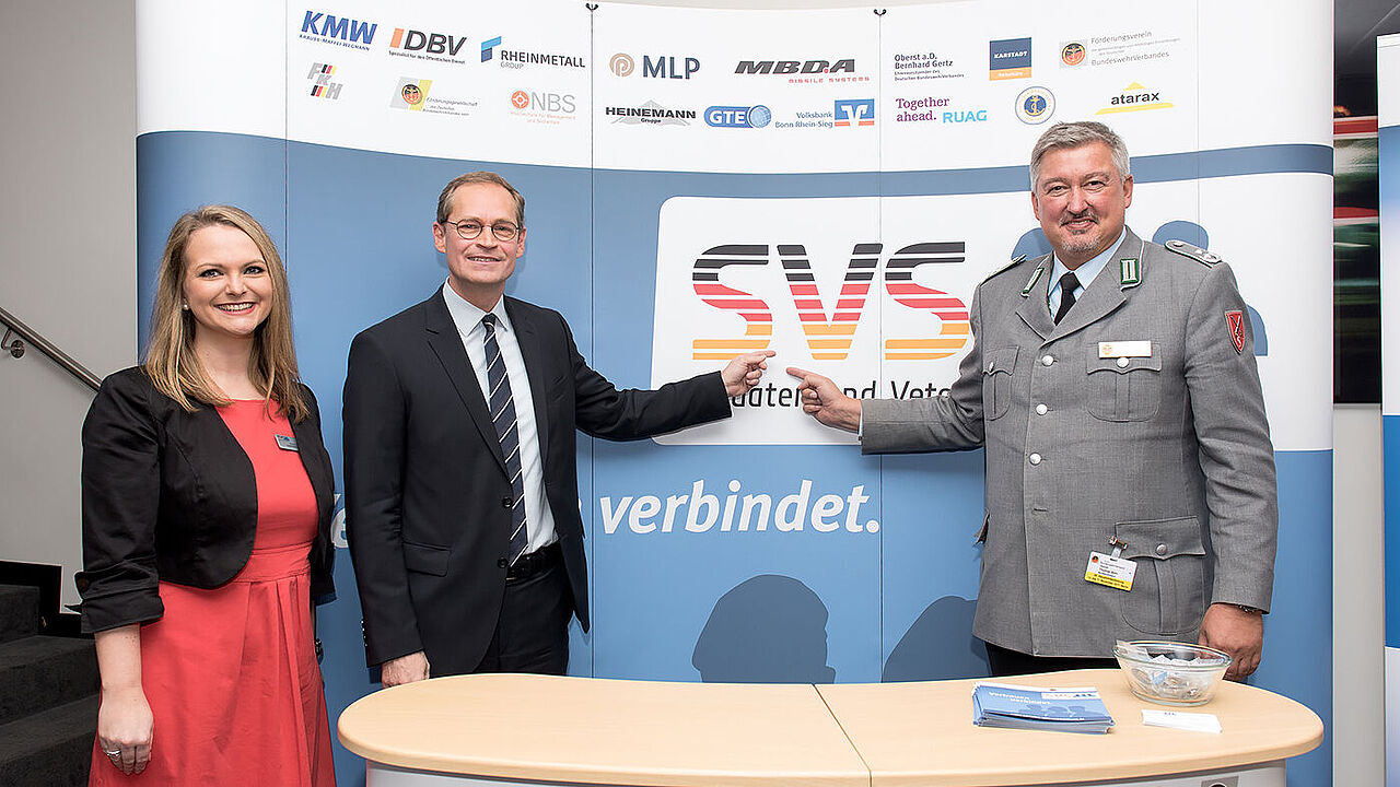 Bürgermeister Michael Müller (M.) im Gespräch mit dem SVS-Vorsitzenden Oberstleutnant Thomas Behr und der Assistentin des SVS-Vorstands Jessica Frömbgen. Foto: DBwV/Scheurer