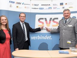 Bürgermeister Michael Müller (M.) im Gespräch mit dem SVS-Vorsitzenden Oberstleutnant Thomas Behr und der Assistentin des SVS-Vorstands Jessica Frömbgen. Foto: DBwV/Scheurer