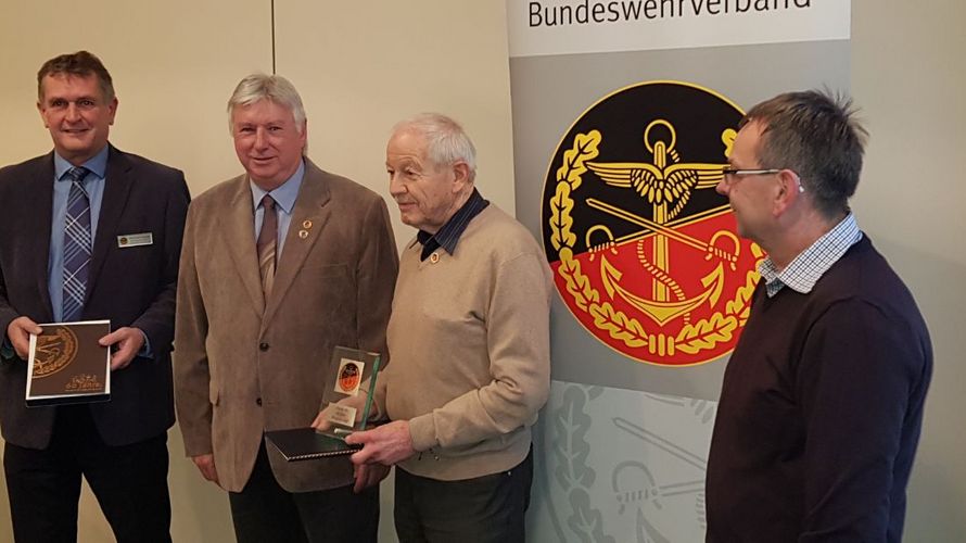 Die Vorsitzenden Bernhard Hauber, Peter Hofmann und Harald Lott mit dem Geehrten Stabsfeldwebel a.D. Heinrich Sievert (3.v.l.) Foto: DBwV/ph