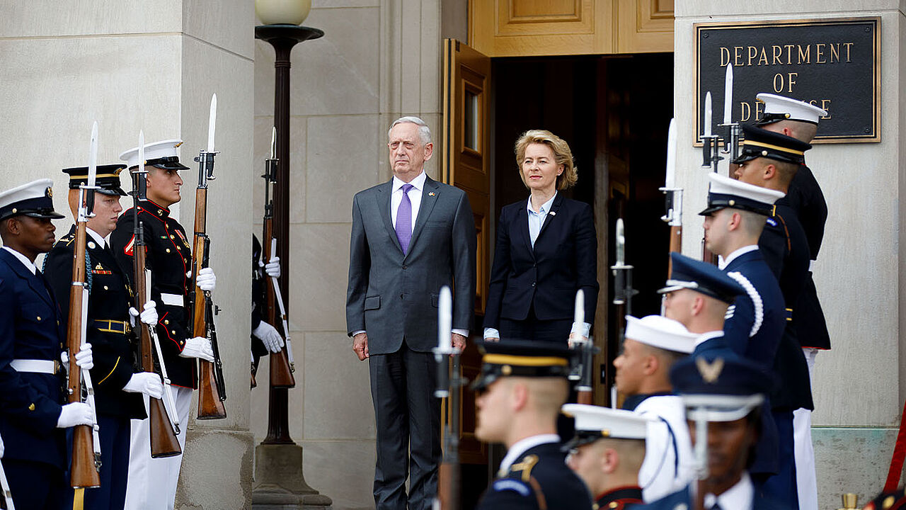 Verteidigungsministerin Ursula von der Leyen mit ihrem amerikanischen Amtskollegen James Mattis Foto: dpa