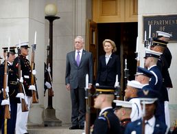 Verteidigungsministerin Ursula von der Leyen mit ihrem amerikanischen Amtskollegen James Mattis Foto: dpa