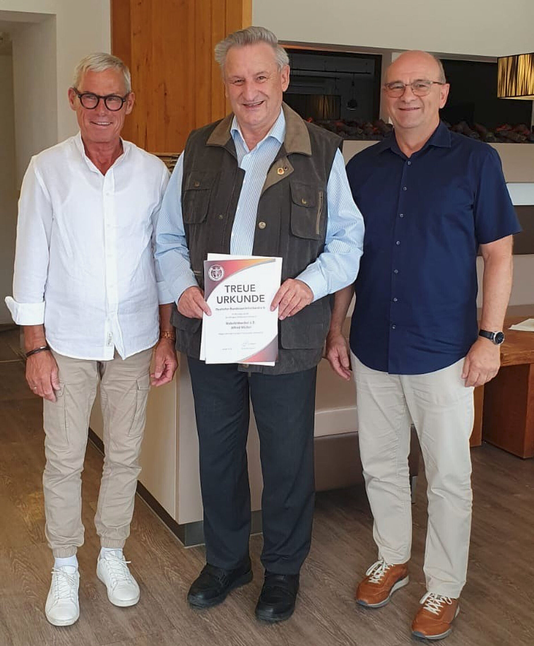 KERH-Vorsitzender Oberstabsfeldwebel a.D. Armin Rother (von links) mit dem für 50 Jahre Mitgliedschaft geehrten Stabsfeldwebel a.D. Alfred Müller sowie Stellvertreter Oberst a.D. Wolfgang Mika. Fotos: Carina Rother