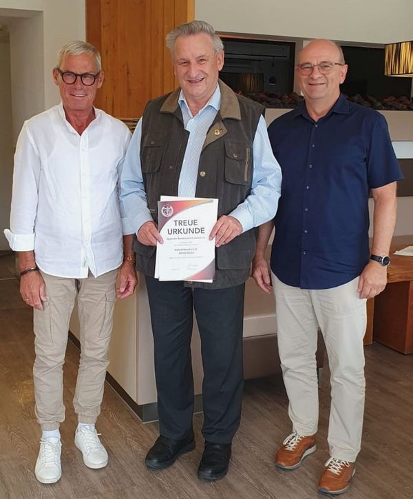 KERH-Vorsitzender Oberstabsfeldwebel a.D. Armin Rother (von links) mit dem für 50 Jahre Mitgliedschaft geehrten Stabsfeldwebel a.D. Alfred Müller sowie Stellvertreter Oberst a.D. Wolfgang Mika. Fotos: Carina Rother