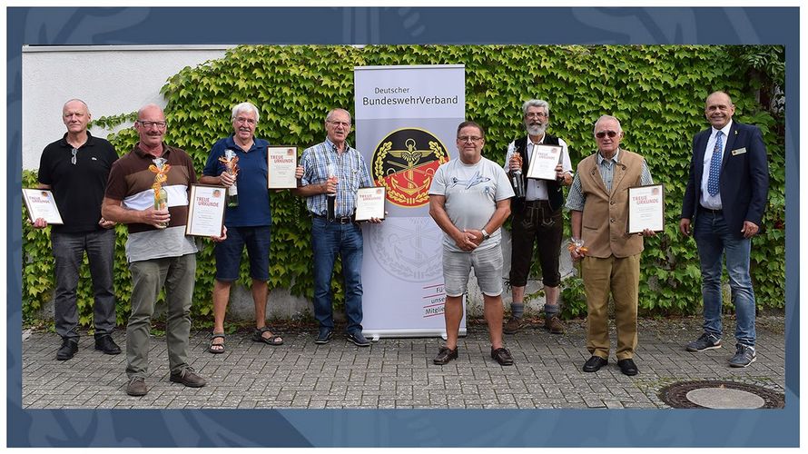 Unter den Geehrten (v.l.): W. Wallmeier, K-W Hurst, P. Gloge, W. Kellert, Vorsitzender H. Schäfer, H. Mandt, H. Schlomach, Bezirksvorsitzender M . Schneider. Foto: KERH Achern