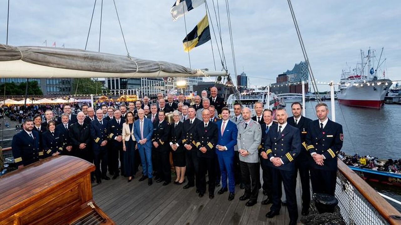 Peter Tschentscher (Mitte) mit Teilnehmerinnen und Teilnehmern aus Bundeswehr, Polizei und Feuerwehr. Foto: DBwV