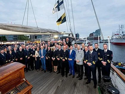 Peter Tschentscher (Mitte) mit Teilnehmerinnen und Teilnehmern aus Bundeswehr, Polizei und Feuerwehr. Foto: DBwV