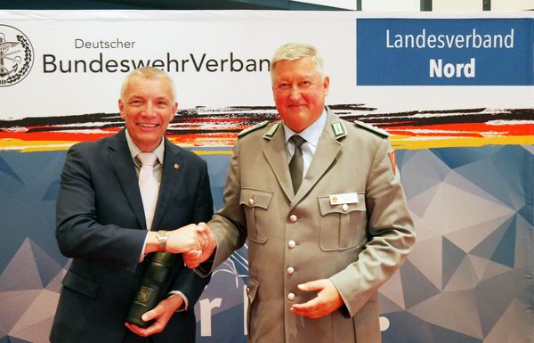 Thomas Behr dankte Landtagsvizepräsident Peter Lehnert (l.) für sein Grußwort. Foto: DBwV