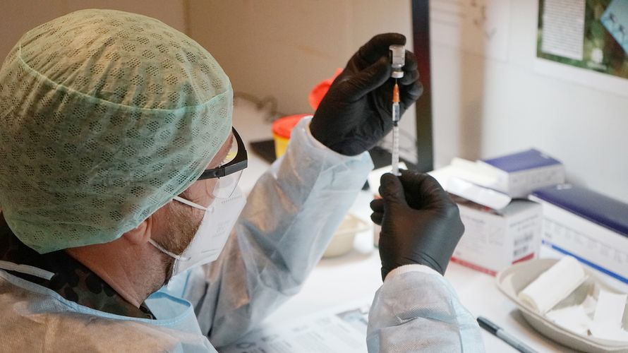 Symbolbild: Die Bundeswehr bekommt einen eigenen Impfstoffvorrat von 10.000 Astrazeneca-Dosen, um damit Soldatinnen und Soldaten in den Auslandseinsätzen gegen das Coronavirus zu schützen. Foto: Kruse/DBwV