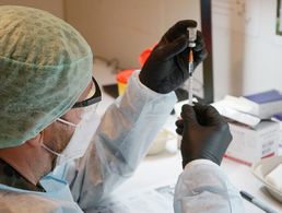 Symbolbild: Die Bundeswehr bekommt einen eigenen Impfstoffvorrat von 10.000 Astrazeneca-Dosen, um damit Soldatinnen und Soldaten in den Auslandseinsätzen gegen das Coronavirus zu schützen. Foto: Kruse/DBwV