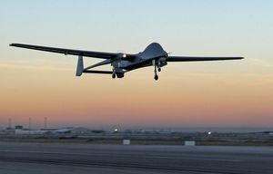 Eine Aufklärungsdrohne vom Typ "Heron" beim Start vom Flugplatz in Mazar-e Sharif in Afghanistan Foto: Bundeswehr