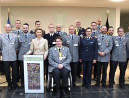 Verteidigungsministerin Ursula von der Leyen mit den Teilnehmern der "Invictus Games" 2017 Foto: Bundeswehr/Uwe Grauwinkel 