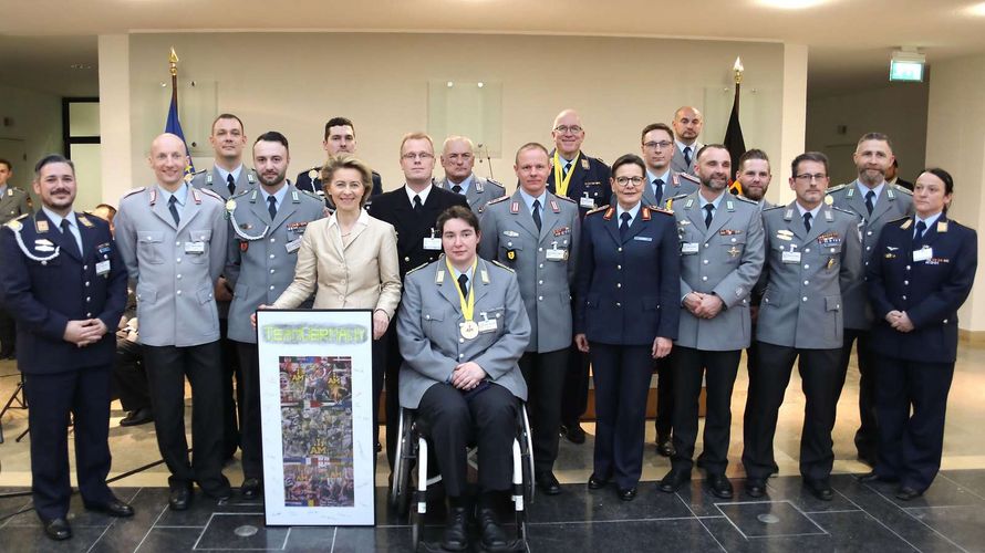 Verteidigungsministerin Ursula von der Leyen mit den Teilnehmern der "Invictus Games" 2017 Foto: Bundeswehr/Uwe Grauwinkel 