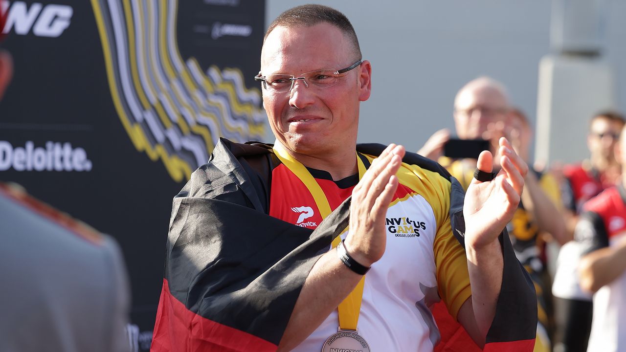 Jens Niemeyer freut sich über die Bronzemedaille, die er heute beim Kugelstoßen gewonnen hat. Foto: IG23/David Young