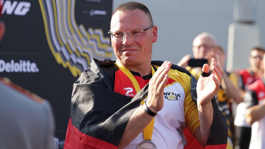 Jens Niemeyer freut sich über die Bronzemedaille, die er heute beim Kugelstoßen gewonnen hat. Foto: IG23/David Young