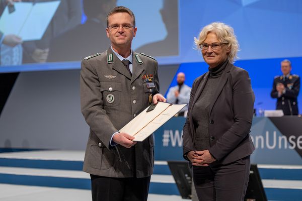 Eine Überraschung zum Abschluss: Christine Lambrecht beförderte André Wüstner zum Oberst. Foto: DBwV/Yann Bombeke
