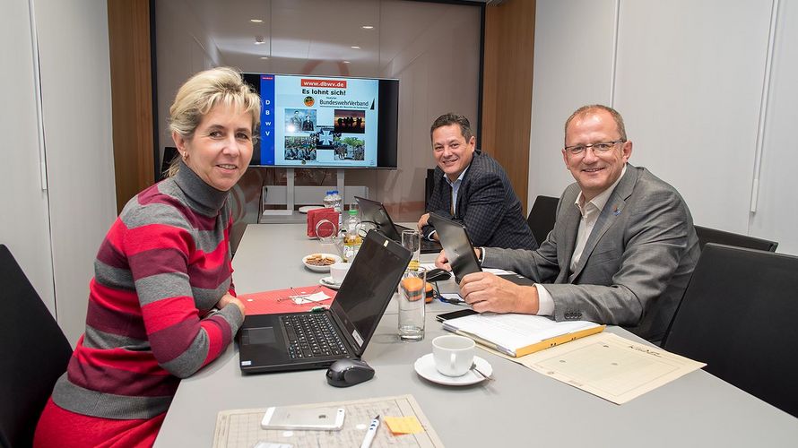 Sie wachen über die Finanzen des Verbands: Schatzmeister Jörg Greiffendorf (r.), der Kaufmännische Geschäftsleiter Christian Singer und die Abteilungsleiterin CFA, Kerstin Schroeder. Foto: Bombeke