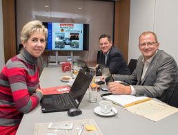 Sie wachen über die Finanzen des Verbands: Schatzmeister Jörg Greiffendorf (r.), der Kaufmännische Geschäftsleiter Christian Singer und die Abteilungsleiterin CFA, Kerstin Schroeder. Foto: Bombeke