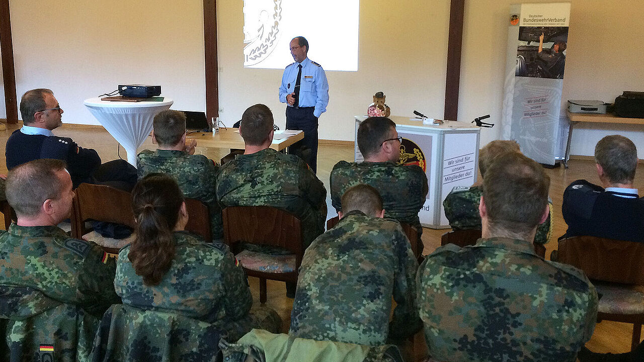 Volker Keil informierte beim TruKa Besuch auch zu Beteiligungsrechten und bevorstehenden Wahlen. Foto: Christoph Etz