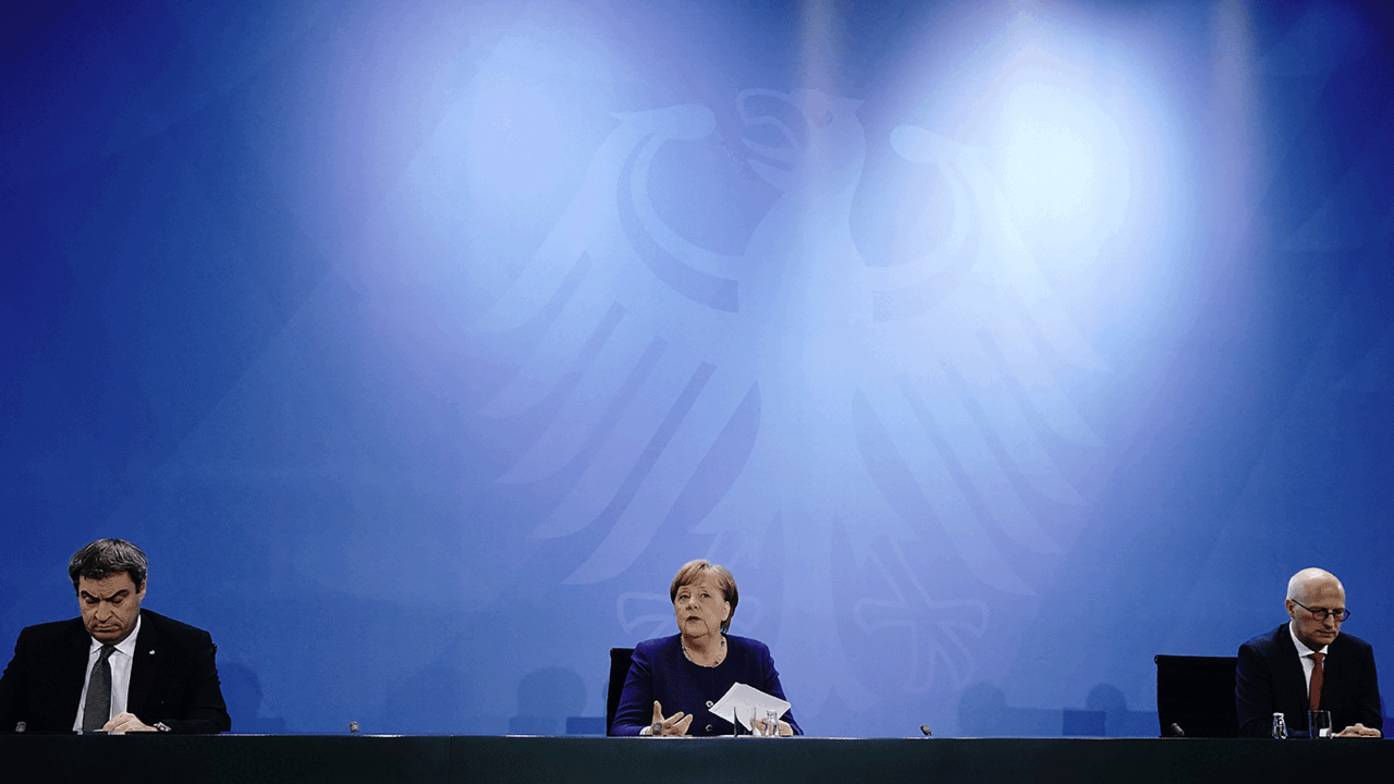 Bundeskanzlerin Angela Merkel mit dem bayrischen Ministerpräsidenten Markus Söder (l.) und Peter Tschentscher, Erster Bürgermeister von Hamburg. Foto: Kay Nietfeld/dpa Pool/dpa