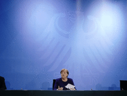 Bundeskanzlerin Angela Merkel mit dem bayrischen Ministerpräsidenten Markus Söder (l.) und Peter Tschentscher, Erster Bürgermeister von Hamburg. Foto: Kay Nietfeld/dpa Pool/dpa