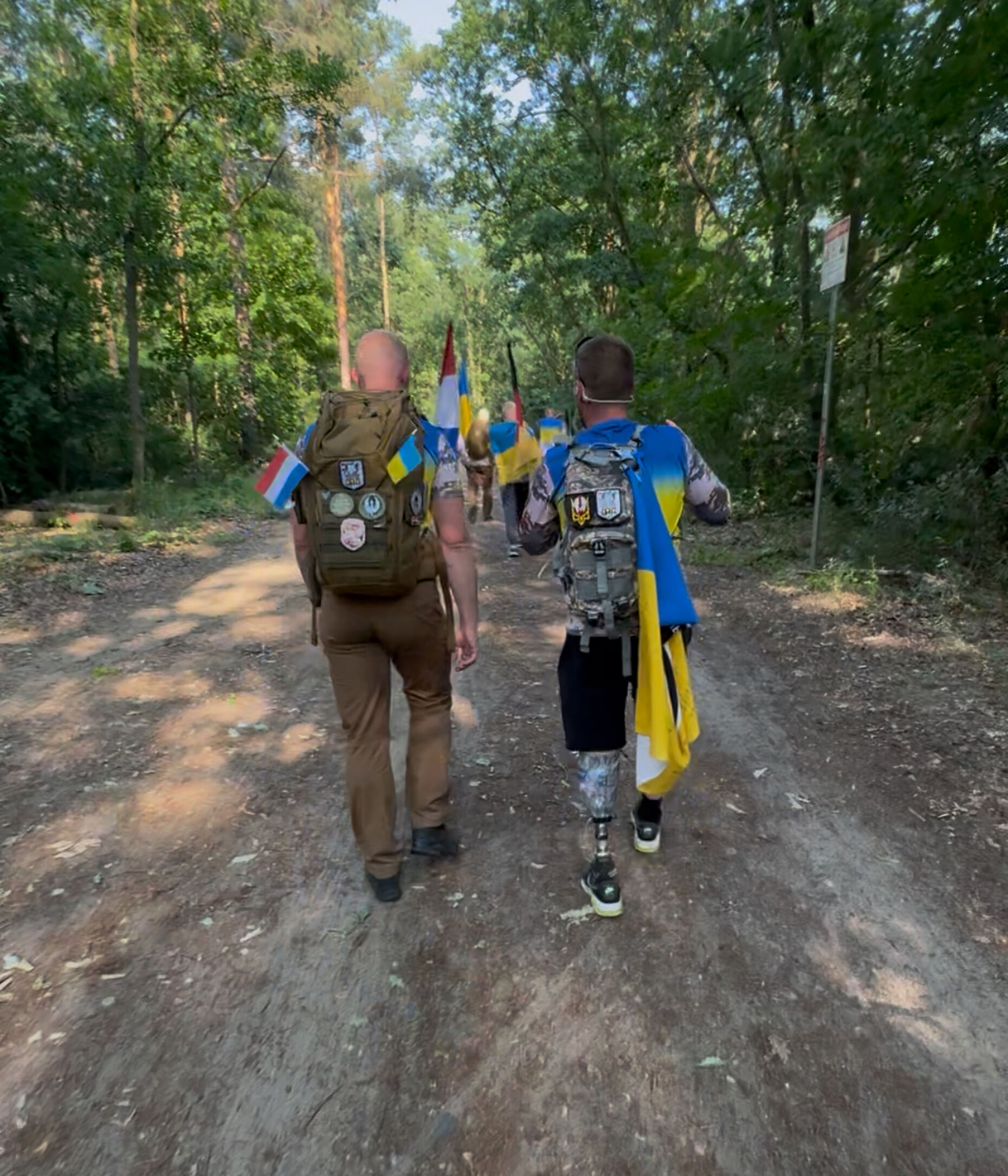 Robin Imthorn, holländischer Veteran und Initiator von „Mission Kiew“ während des Marsches in Berlin Tegel, mit einem ukrainischen Verwundeten. Foto: DBwV
