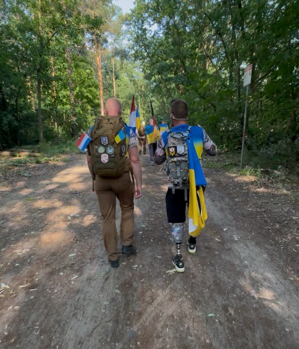 Robin Imthorn, holländischer Veteran und Initiator von „Mission Kiew“ während des Marsches in Berlin Tegel, mit einem ukrainischen Verwundeten. Foto: DBwV