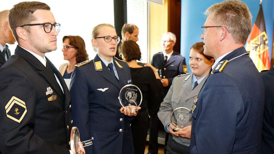 Obermaat Christian Pink, Oberfeldwebel Theresa Lindloff und Hauptmann Carolin Kiefer im Gespräch mit Hauptmann Andreas Steinmetz (v.l.) Foto: DBwV/Kruse 