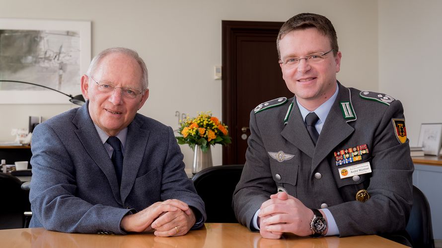 Finanzminister Wolfgang Schäuble (l.) und der Bundesvorsitzende Oberstleutnant André Wüstner bei einem Treffen im Jahr 2015 Foto: Joerg Rueger
