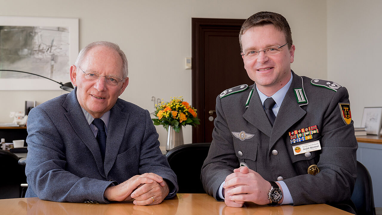 Finanzminister Wolfgang Schäuble (l.) und der Bundesvorsitzende Oberstleutnant André Wüstner bei einem Treffen im Jahr 2015 Foto: Joerg Rueger