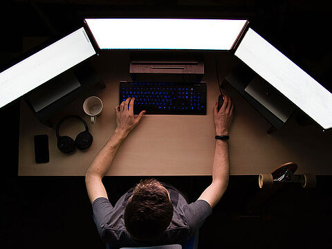 Um attraktiv zu sein, wird man an einer angemessenen IT-Zulage für Cyber-Fachkräfte nicht vorbeikommen. Foto: Maxim Duzij/unsplash