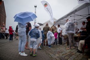 Ein paar Regentropfen schrecken nicht ab, wenn es um den richtigen Dreh am DBwV-Glücksrad geht. Foto: DBwV/Bombeke