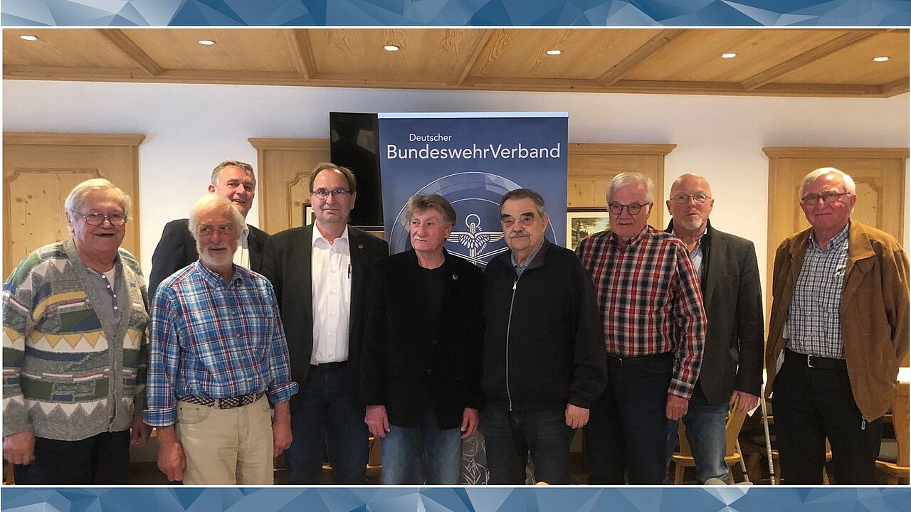 Der Rosenheimer KERH-Vorstand mit Vorsitzendem Hans-Walter Teßler (4.v.l), bisherigem Stellvertreter Norwin Lassal (6.v.l.) und seinem Nachfolger Siegfried Schumacher (2.v.r.). Foto: sKERH Rosenheim