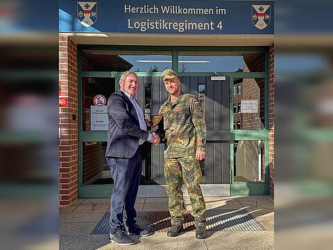 Zu einem Informationsbesuch begrüßte TruKa-Vorsitzender Hauptfeldwebel Sascha Schmidt den Vorsitzenden des Landesverbandes Süddeutschland in der Mainfranken-Kaserne. Foto: Sascha Schmidt