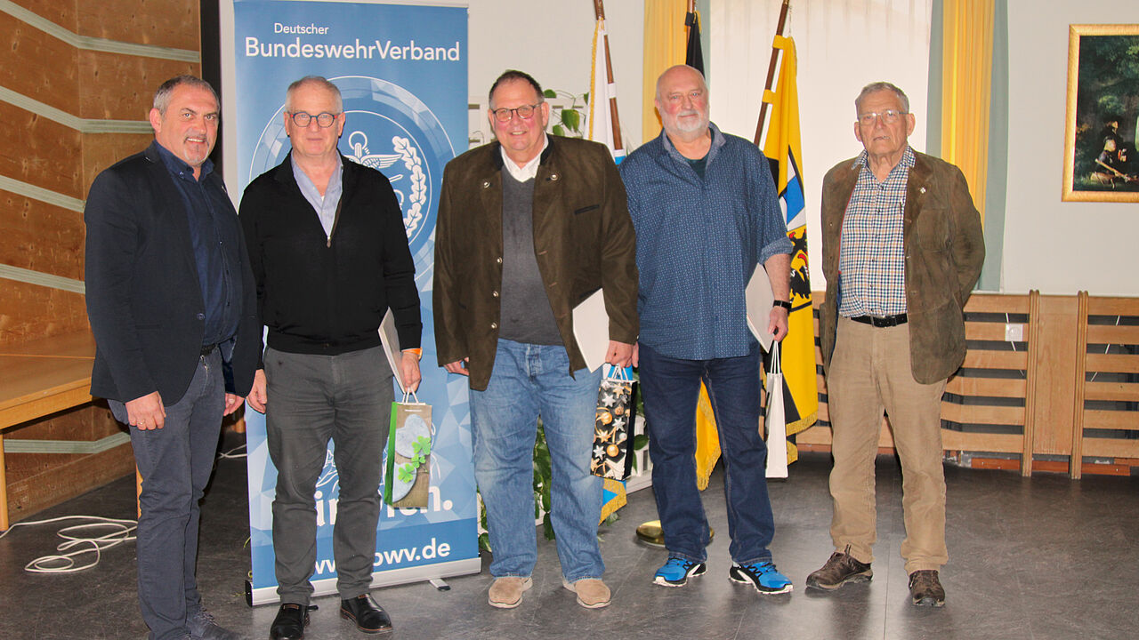 Landesvorsitzender Josef Rauch (von links) mit den geehrten Mitgliedern Hauptmann a.D. Johannes Kampfl, Oberfeldveterinär a.D. Dr. Franz Edler von Rennenkampff und Hauptmann a.D. Manfred Pecher sowie KERH-Vorsitzender Klaus Schwarzenberger. Foto: KERH BGL