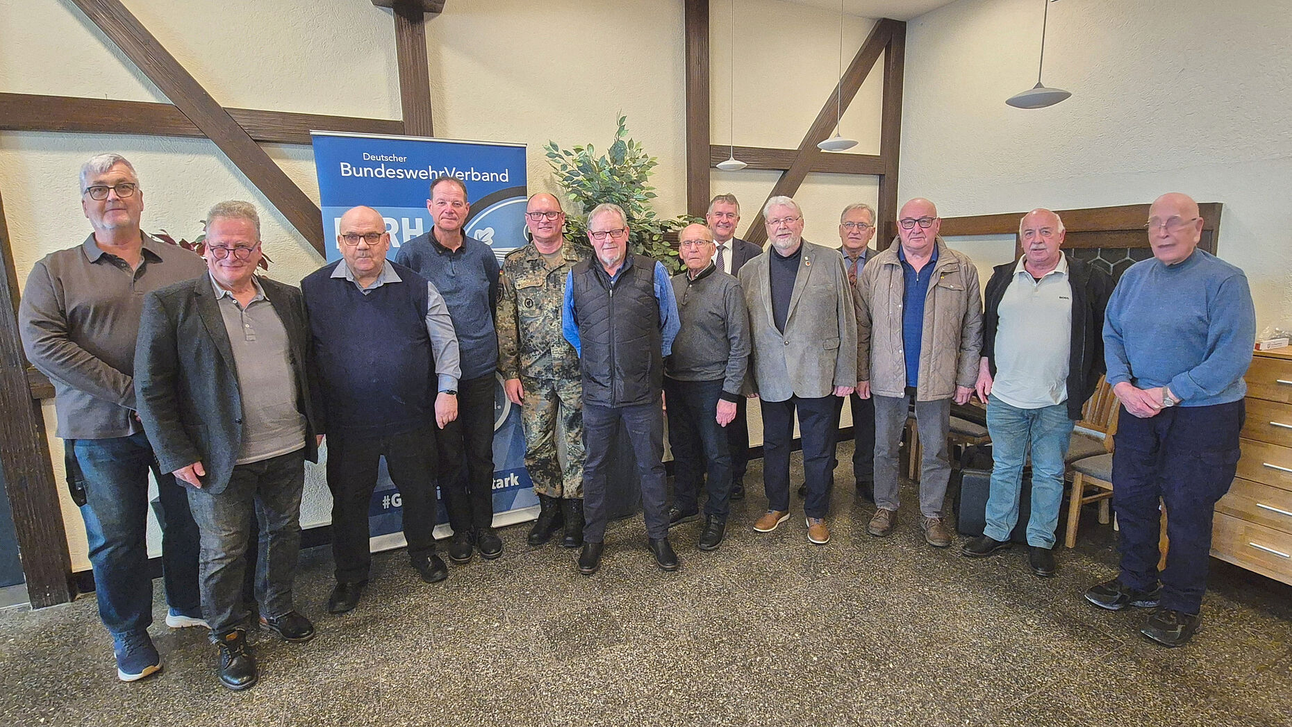 Auch in den kommenden zwei Jahren kann sich der Vorsitzende KERH Würzburg-Veitshöchheim, Feldwebel d.R. Siegbert Schneider (5.v.r.), auf ein eingespieltes Führungsteam und engagierte Mitglieder stützen. Foto: Roland Stengl